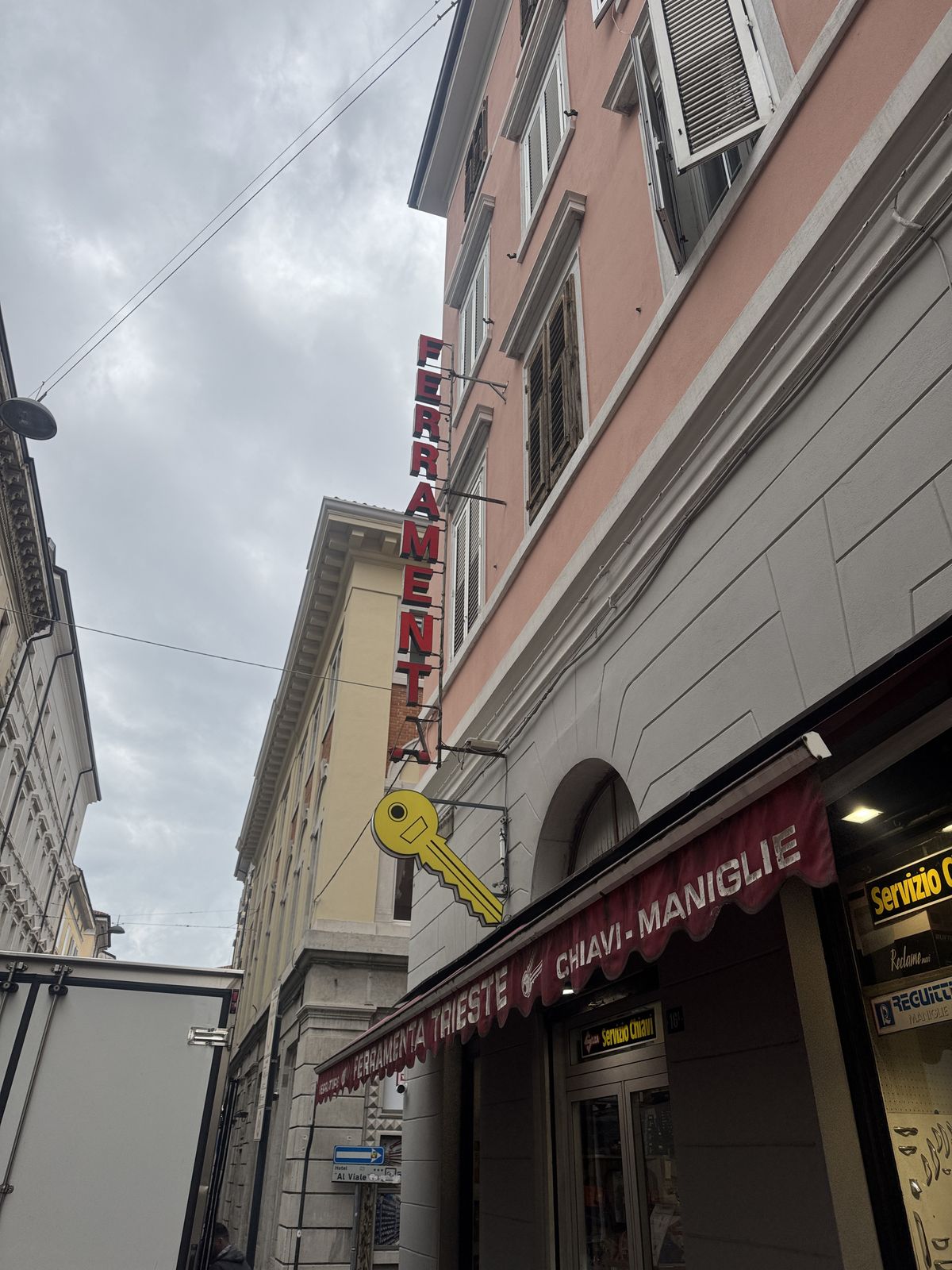 Facciata della Ferramenta Trieste in via Ginnastica 16/A con insegna e chiave gialla