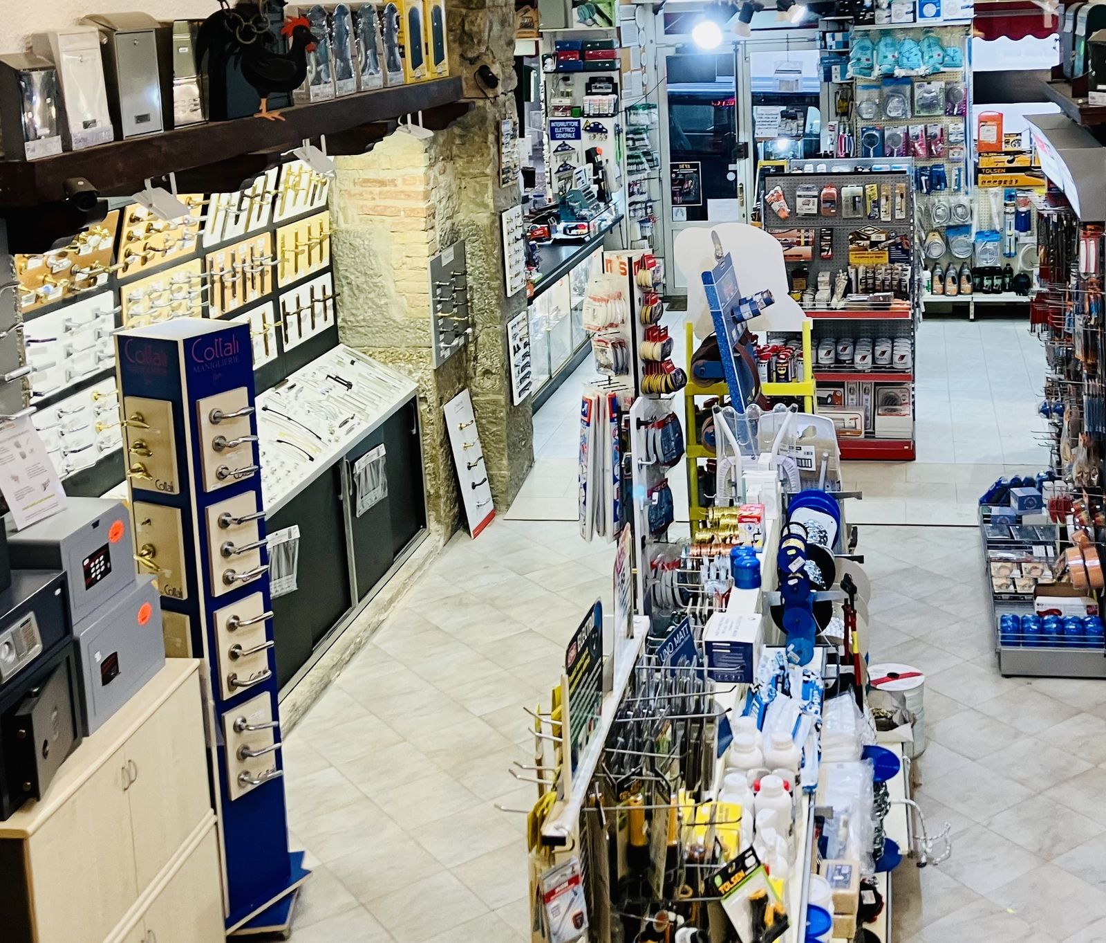 Interno della Ferramenta Trieste con scaffali e volta in pietra
