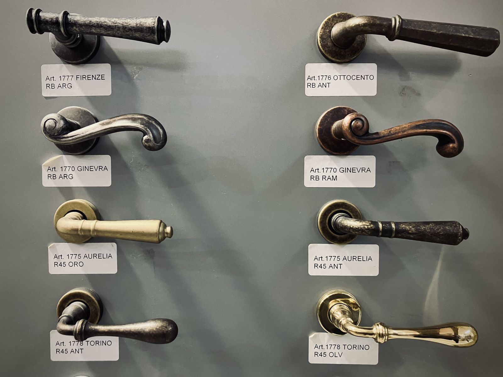 Esposizione di maniglie classiche per porte con etichette dei modelli