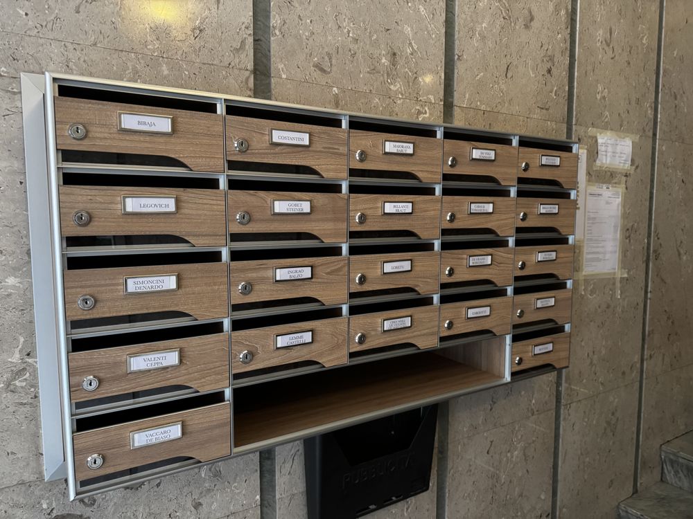Batteria di casellari postali per condominio