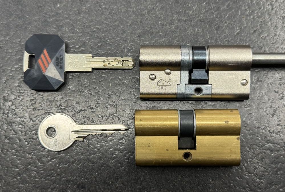 Confronto fra un cilindro di sicurezza e un cilindro base, con le rispettive chiavi