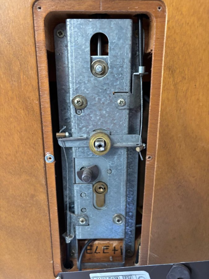 Serratura multipunto in fase di montaggio su una porta in legno