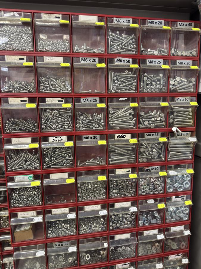 Cassettiera della viteria inox in negozio a Trieste, con le misure etichettate cassetto per cassetto