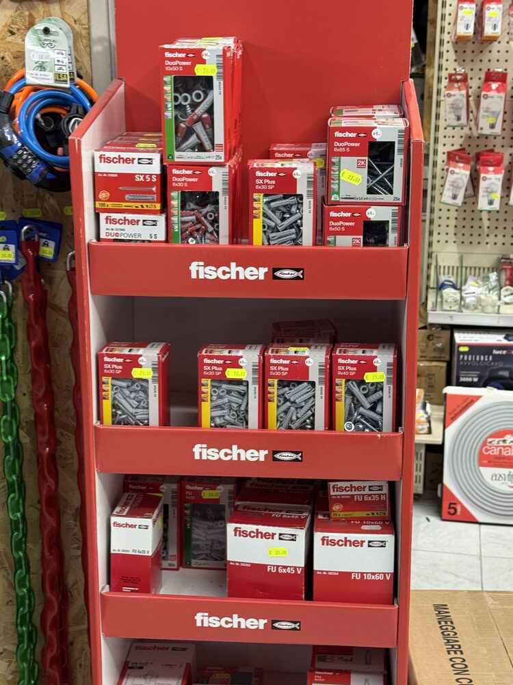 Espositore Fischer con tasselli FU, SX Plus e DuoPower in negozio a Trieste