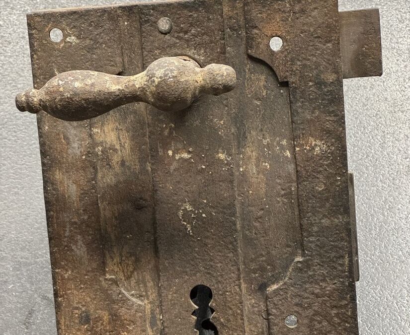 Serratura antica in ferro battuto di una porta in legno a Trieste